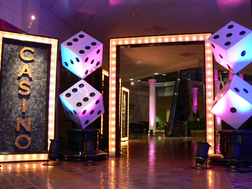 casino-themed-entrance-decorations-schoolball